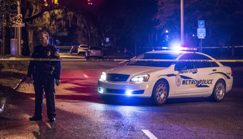 Šialenstvo za bieleho dňa. Do davu smútiacich ľudí spustil z idúceho auta strelec paľbu