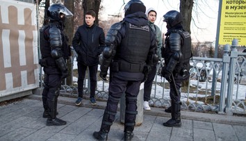 Rusko hrozí účastníkom víkendových protestov proti odstávkam internetu zatýkaním