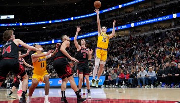 VIDEO: Tri obraty, víťazná chuťovka, štadión takmer spadol. NBA videla najšialenejších desať sekúnd sezóny