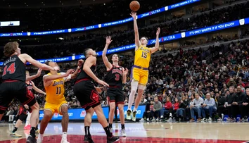 VIDEO: Tri obraty, víťazná chuťovka, štadión takmer spadol. NBA videla najšialenejších desať sekúnd sezóny