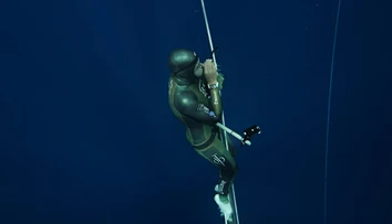 VIDEO: Slovenský freediver Martin Ruman vytvoril nový rekord. Na jeden nádych sa ponoril do hĺbky 114 metrov
