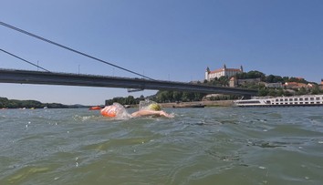 Nebojí sa mrazu, medúz ani vĺn. Len 13-ročný Slovák chce zdolať La Manche