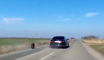 VIDEO: Limuzíne so srbským prezidentom odpadla vo veľkej rýchlosti pneumatika. Expert upozornil na zvláštne okolnosti