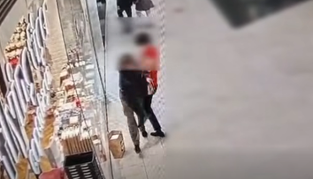 VIDEO: Dramatická potýčka v bratislavskom obchodnom centre. Muž predajcovi nastriekal do očí slzný sprej