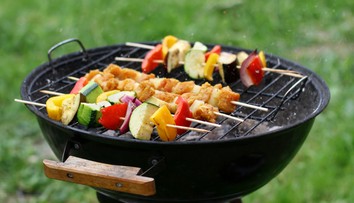 Chyby pri grilovaní môžu ohroziť zdravie. Ako si užiť letné pochúťky bez obáv