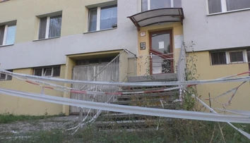 Nemajú sa ako dostať domov. Obyvatelia bytovky v Banskej Bystrici sú bez schodov do vlastného vchodu