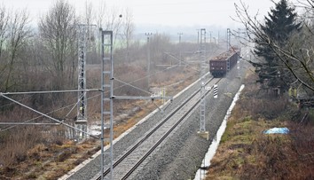 Železničné priecestia vo Veľkej Lomnici sú mimo prevádzky. Na elektrické vedenie padol strom