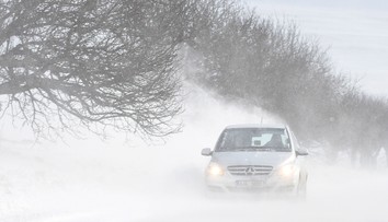 Silný vietor, snehové jazyky či zvýšené lavínové nebezpečenstvo. Pozor si treba dávať na cestách aj na horách