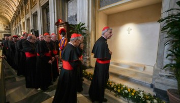 Kardináli sa modlili pri hrobe pápeža Františka, čaká ich dôležité rozhodnutie