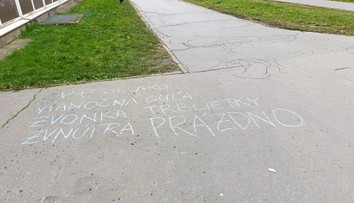 Pellegrini dorazil na univerzitu do Košíc. Vítali ho kriedové nápisy, previezli ho radšej autom