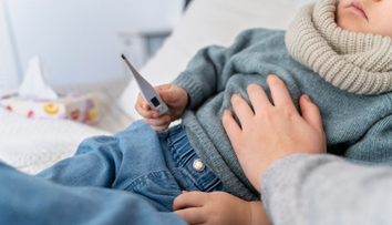 Pena z úst a stuhnuté telo dieťaťa: Desivý moment, ktorý zažívajú mnohí rodičia