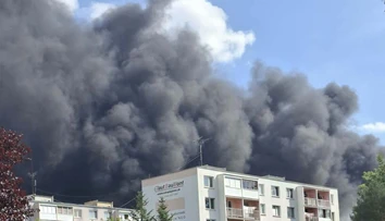 Požiar zachvátil areál firmy, ktorá vyrába muníciu. Obyvateľov Sniny varujú