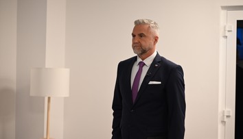 Bizarná aféra v diskusnej relácii. Mali vládni politici v ušiach skrytú pomôcku?