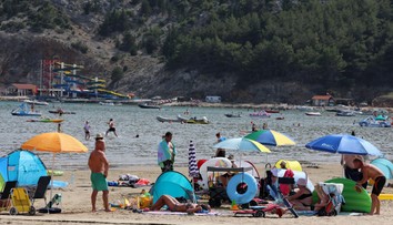Tragédia na chorvátskej pláži. Dieťa (†2) vyletelo z toboganu, otcovi vypadlo z náručia počas jazdy
