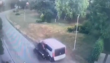 VIDEO: Hrôzostrašná nehoda v Košiciach. Štvorkolkár pri predbiehaní narazil telom do dodávky