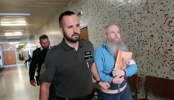 Viackrát postrelil sestru a mlátil ju kovovou tyčou. Muža z Košíc súdia za pokus o brutálnu vraždu