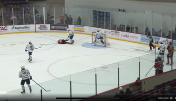 VIDEO: Hokejku použil ako sekeru. Mladík v zámorskej OHL predviedol nepochopiteľný skrat