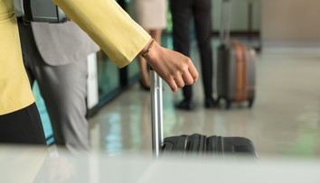 Sľúbili im dovolenku zadarmo a kufre plné telefónov. Jedenásť mladých ľudí skončilo vo väzení