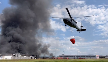 VIDEO: V Česku horí obrovská hala na výrobu plastov, pre hustý dym museli uzavrieť diaľnicu
