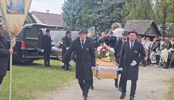 Pochovali posledné obete tragédie na Horehroní. Sedemročný Filipko stále nevie, že prišiel o rodičov aj brata