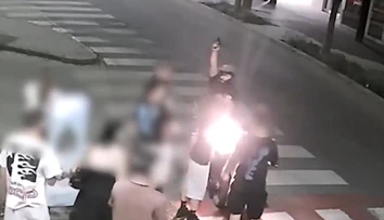 VIDEO: Muž počas jarmoku vytiahol zbraň a trikrát vystrelil. Potom ušiel pred políciou