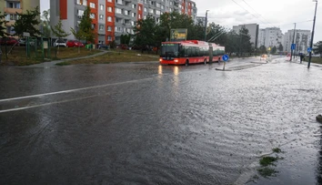 VIDEO: V Bratislave po búrke kolabuje doprava: Zaplavené úseky, popadané stromy aj strecha na ceste
