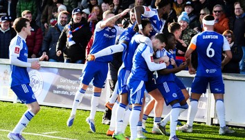 Šok v Anglicku, obhajca titulu vypadol s mestom zo šiestej ligy. Manchester City zase nastrieľal desiatku