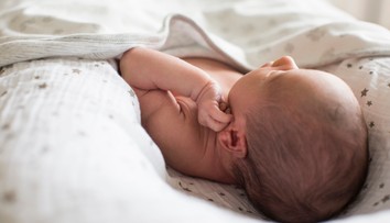 Rodí sa menej chlapcov než dievčat. Vedci objasnili, čo za tým stojí