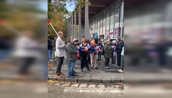 Transparenty, rapkáče aj píšťalky. V Šuranoch protestujú proti výstavbe baterkárne