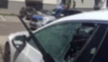 VIDEO: Dramatický zásah slovenských policajtov. Rodičia nedopatrením zamkli dieťa v aute, rozhodovali sekundy