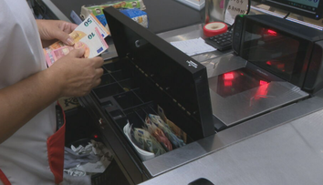 „Bankomat“ priamo na pokladni v potravinách. Jeden z reťazcov rozšíril svoju službu pre výber hotovosti