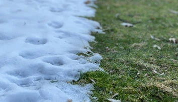 Vo štvrtok mráz, dážď aj sneh. O pár dní sa teploty vyšplhajú k 25 stupňom