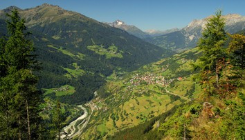 Stáli pri nich všetci svätí. Matka na chvíľu pustila kočík s dieťaťom, ten sa začal rútiť z kopca v Alpách