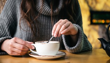 Káva alebo čaj? Každodenná voľba, ktorá môže prekvapivo ovplyvniť zdravie našich kostí