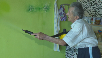 Nájomnú bytovku v Leviciach zamorili ploštice. Dôchodcovia majú všade štípance a strach ísť si ľahnúť