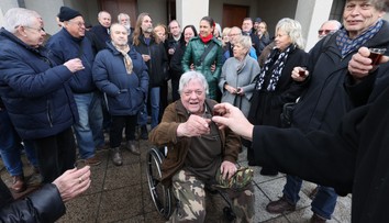 Premyslený prvoaprílový žart. Český spisovateľ Jaroslav Čejka sa ukázal na vlastnom pohrebe