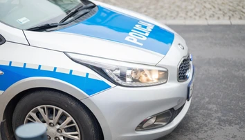 Pred domom autom omylom prešiel po ležiacom mužovi. O pár sekúnd prišlo desivé zistenie