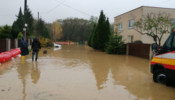 FOTO: Kritická situácia v obci Paňovce na východe Slovenska. Voda zaliala cesty aj domy