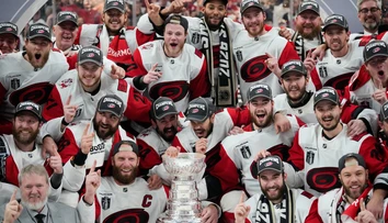 Víťaz Stanley Cupu spravil nevídaný krok. Ako núdzového brankára zapísal výstrojového manažéra