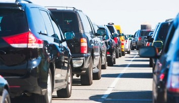 V kolónach trávia aj celé hodiny. Chorváti pozývajú uviaznutých vodičov k sebe domov