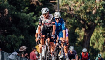 VIDEO: Komentátori neverili vlastným očiam. Lídra pretekov v Austrálii zostrelil klokan