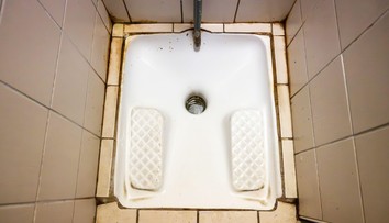 Rakúsko zavádza na odpočívadlách turecké záchody. Kritici hovoria o návrate do stredoveku