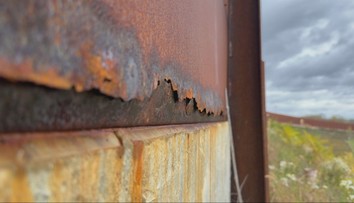 Stena za milióny vyzerá ako šrot. Bratislavská D4 má hrdzavú vizitku