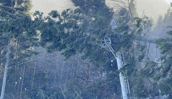 Na Slovensku besní vietor. Meteorológovia varujú pred nebezpečnými nárazmi