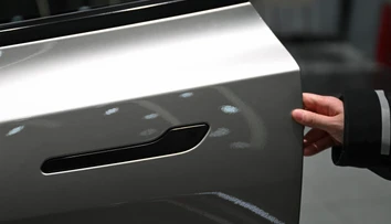 Z auta sa môže pri nehode stať horiaca pasca. Tesla zvoláva milióny elektromobilov pre problémový dizajn