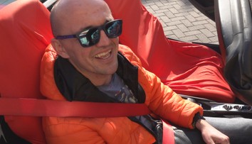 Vladov zrak sa každým dňom zhoršuje. Rozhodol sa už ďalej nečakať a splnil si sen