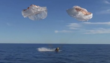 FOTO+VIDEO: Astronauti, ktorí uviazli vo vesmíre, sa bezpečne vrátili na Zem. Ich kapsula dopadla do mora