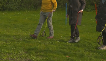 V Nemecku sa rozšíril bizarný trend. Ľudia venčia imaginárneho psa