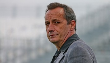 Jednému atentátu unikol, teraz ho zavraždili na pohrebe vlastnej matky. Odišiel prezident tradičného klubu