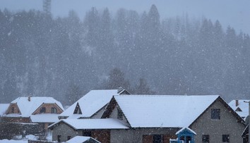 Na Slovensko sa sype sneh. Polícia znižuje rýchlosť na diaľnici